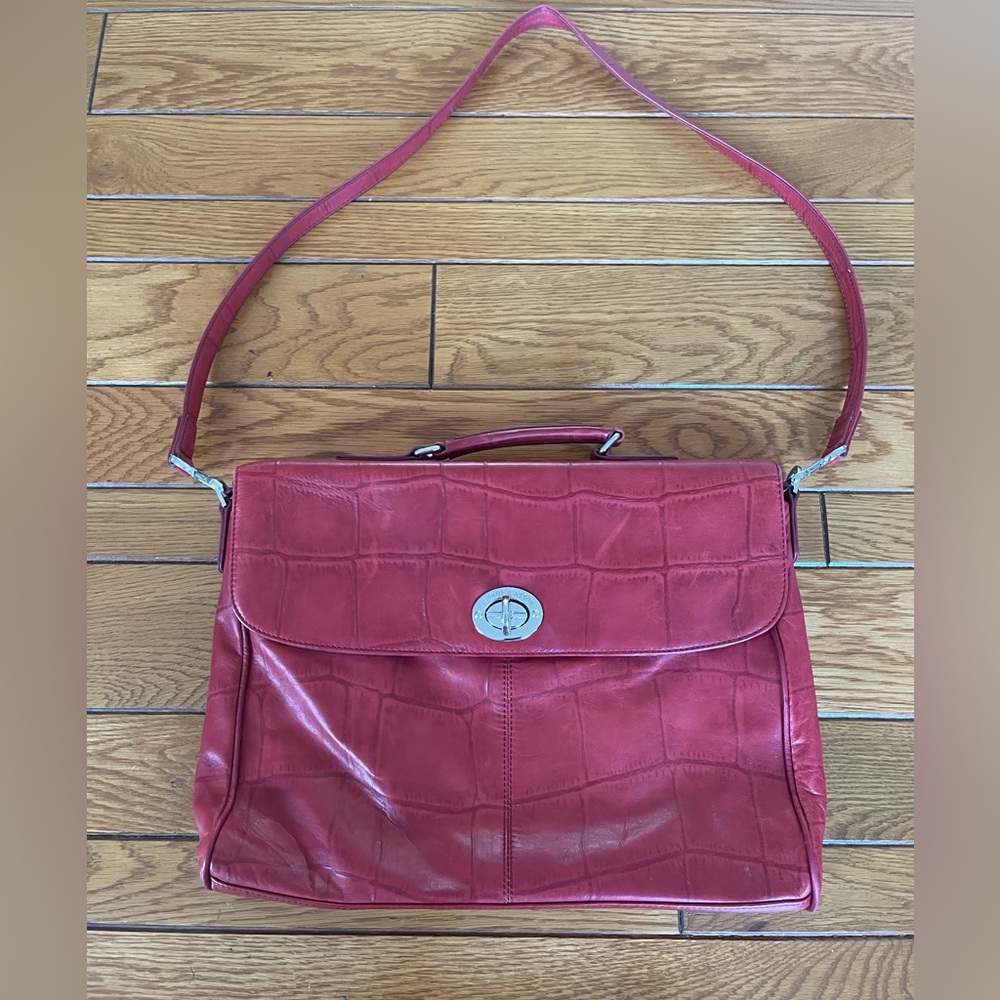Elegant Red Crocodile-Embossed Shoulder Bag